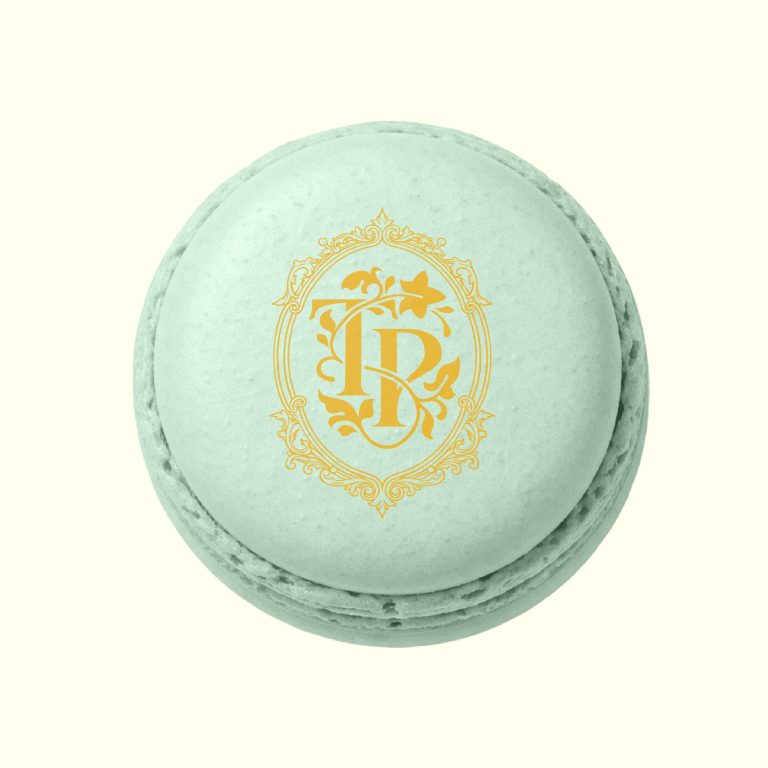 Macaron vert menthe frappé du sigle doré Trésors de Paris